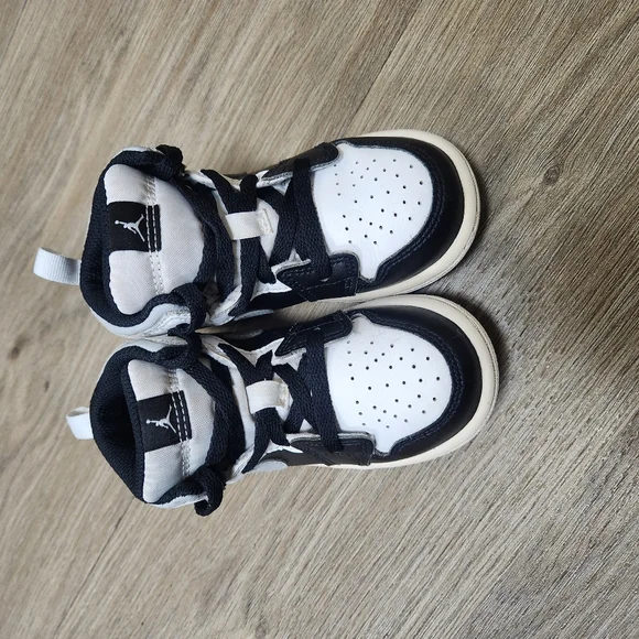 Nike Air Jordan high tops black and white Toddler Size 8C - Picture 9 of 9